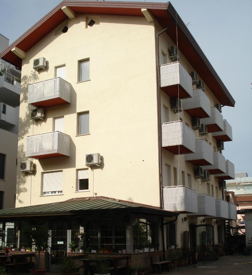 La Quercia Hotel Lignano Sabbiadoro Luaran gambar