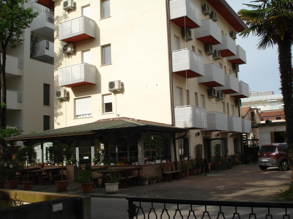 La Quercia Hotel Lignano Sabbiadoro Luaran gambar