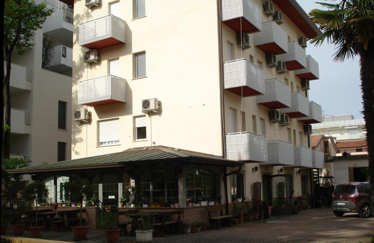 La Quercia Hotel Lignano Sabbiadoro Luaran gambar