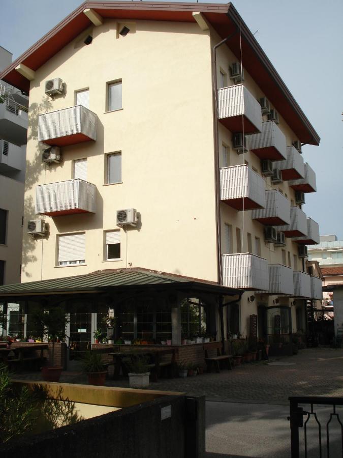 La Quercia Hotel Lignano Sabbiadoro Luaran gambar